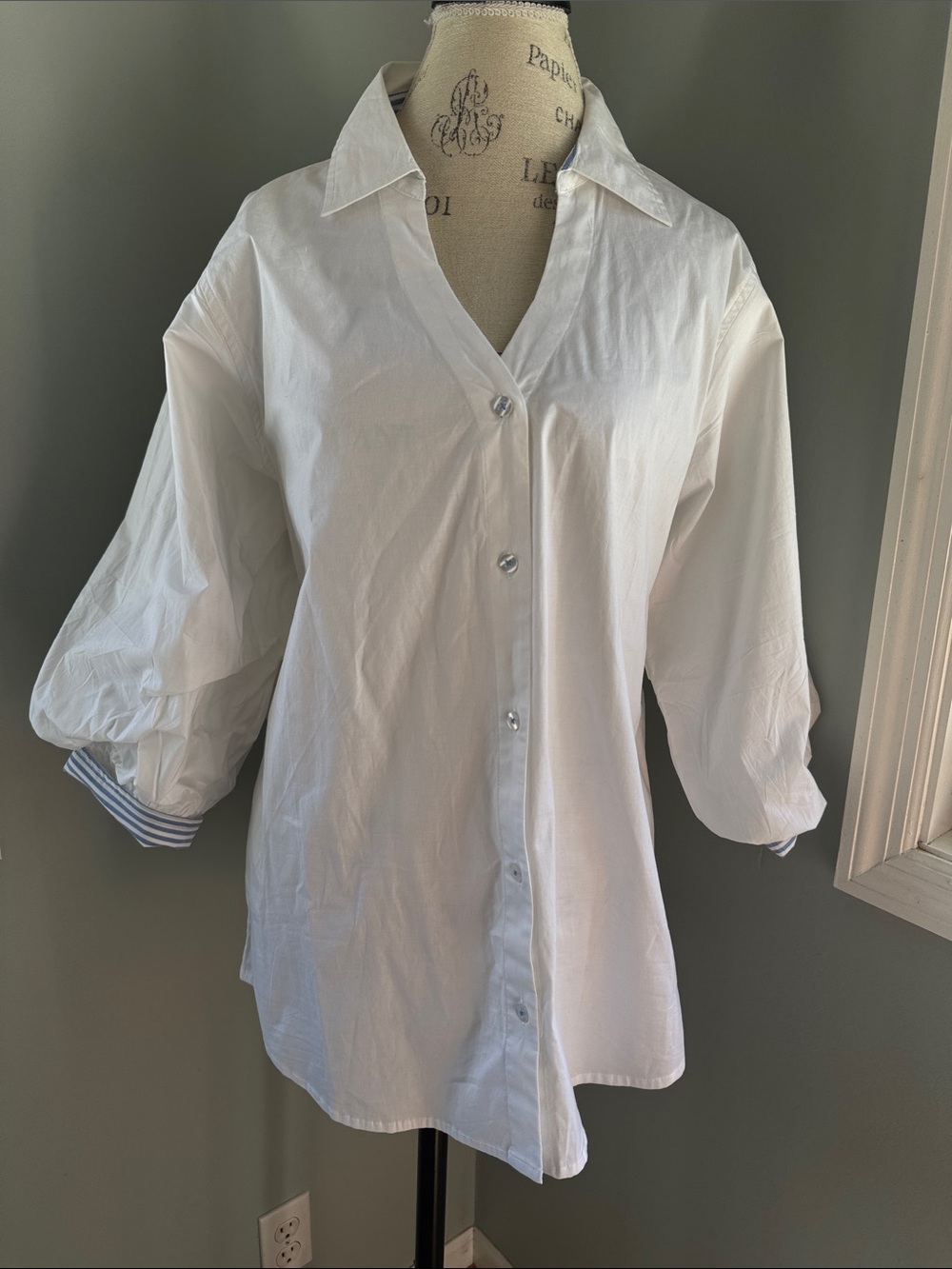 Tizzie white cotton button down v-neck balloon sleeved shirt EUC size XL